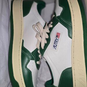 AUTRY SNEAKERS MAN MEDALIST LOW BICOLOR IN WHITE AND GREEN LEATHER Men's 12